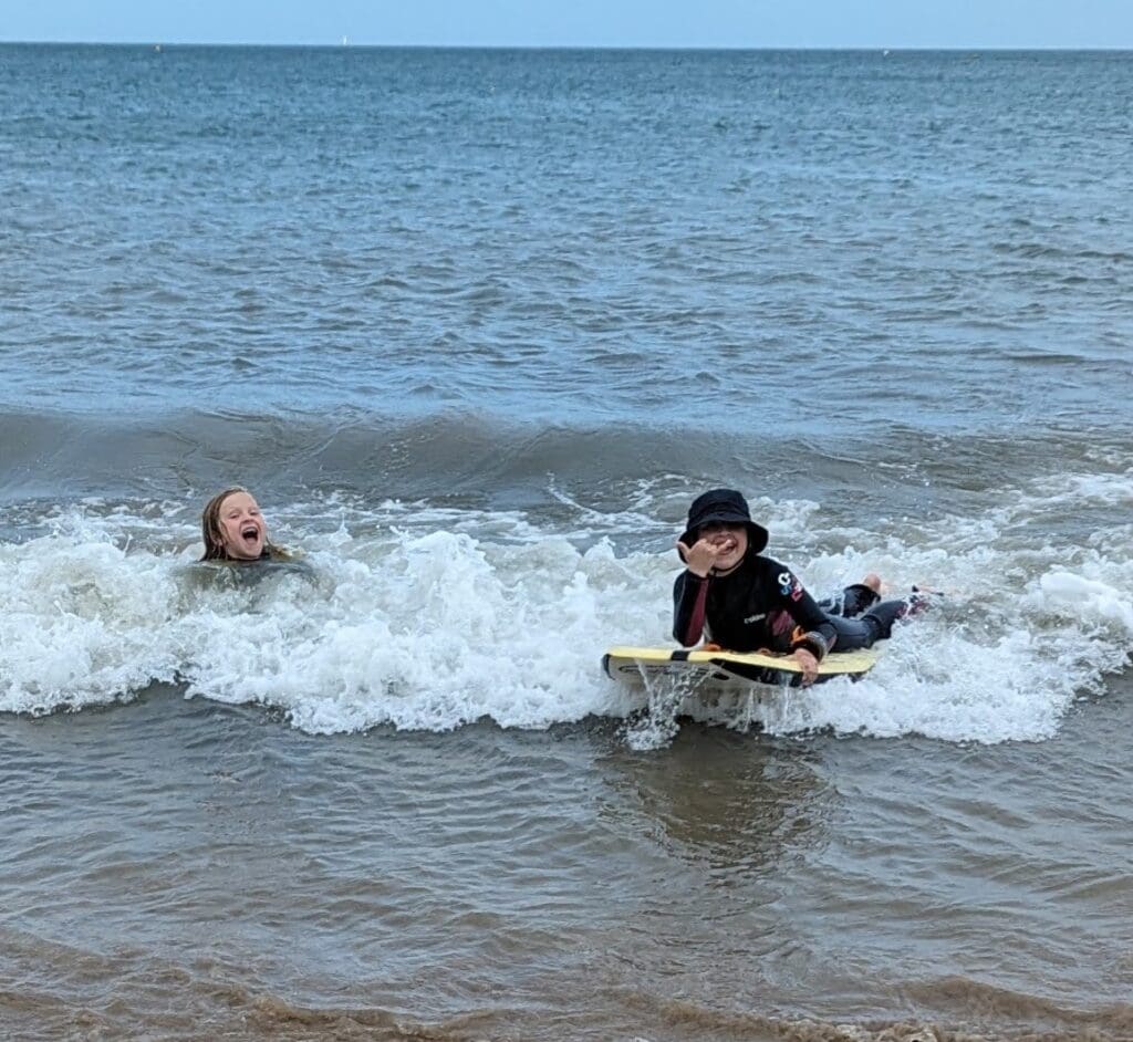 Surfen und Wassersport für Kinder - Familienurlaub